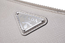 Load image into Gallery viewer, PRADA プラダ コインケース 小銭入れ カードケース 2MM003 三角ロゴプレート 2MM003 牛革 ホワイト シルバー金具 良品 中古 58564