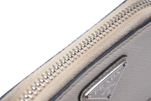 Load image into Gallery viewer, PRADA プラダ コインケース 小銭入れ カードケース 2MM003 三角ロゴプレート 2MM003 牛革 ホワイト シルバー金具 良品 中古 58564