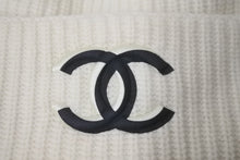 Load image into Gallery viewer, CHANEL シャネル ニットキャップ 帽子 ココマーク 刺繍 リバーシブル コットン ウール アイボリー ブラック 美品 中古 58583