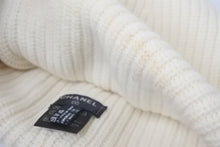 Load image into Gallery viewer, CHANEL シャネル ニットキャップ 帽子 ココマーク 刺繍 リバーシブル コットン ウール アイボリー ブラック 美品 中古 58583