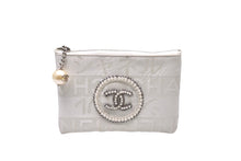 Load image into Gallery viewer, CHANEL シャネル ポーチ アクセサリーポーチ 化粧品入れ 9番台 ナイロンキャンバス パール ホワイト シルバー金具 美品 中古 58599