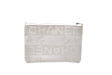 Load image into Gallery viewer, CHANEL シャネル ポーチ アクセサリーポーチ 化粧品入れ 9番台 ナイロンキャンバス パール ホワイト シルバー金具 美品 中古 58599
