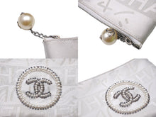 Load image into Gallery viewer, CHANEL シャネル ポーチ アクセサリーポーチ 化粧品入れ 9番台 ナイロンキャンバス パール ホワイト シルバー金具 美品 中古 58599