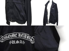 Load image into Gallery viewer, 極美品 CHROME HEARTS クロムハーツ CHプラス 総柄 ナイロン ジャケット ブラック ロゴ プリント ジップ サイズM 美品 中古 58622