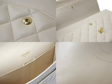 Load image into Gallery viewer, CHANEL シャネル チェーンショルダーバッグ デカマトラッセ ココマーク Wフラップ 15番台 ラムスキン ベージュ 美品 中古 58672