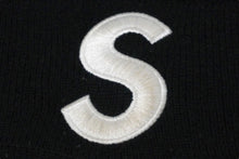 Load image into Gallery viewer, Supreme シュプリーム × New Era ニューエラ コラボ ニットキャップ S刺繍 ロゴ ビーニー アクリル ブラック 17AW 良品 中古 58710
