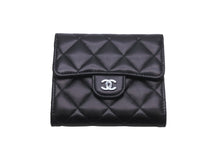 Load image into Gallery viewer, CHANEL シャネル 三つ折り財布 財布 マトラッセ ラムスキン 28番台 ココマーク シルバー金具 美品 中古 58953