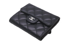 Load image into Gallery viewer, CHANEL シャネル 三つ折り財布 財布 マトラッセ ラムスキン 28番台 ココマーク シルバー金具 美品 中古 58953