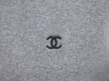 Load image into Gallery viewer, CHANEL シャネル 半袖 Tシャツ ナイロン スパンデックス グレー サイズ38 P10692V06479 H0098 Vネック ココマーク 美品 中古