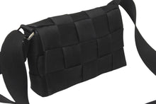 Load image into Gallery viewer, 極美品 BOTTEGAVENETA ボッテガヴェネタ イントレチャート ウェビング ショルダーバッグ ブラック カセット 680513 中古 59126