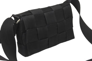 極美品 BOTTEGAVENETA ボッテガヴェネタ イントレチャート ウェビング ショルダーバッグ ブラック カセット 680513 中古 59126