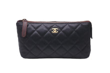 Load image into Gallery viewer, CHANEL シャネル ポーチ コスメポーチ 化粧ポーチ マトラッセ キャビアスキン 21番台 A69259 ゴールド金具 美品 中古 59138