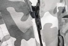 Load image into Gallery viewer, 新品同様 BALENCIAGA バレンシアガ ベスト 681459 カモフラージュプリント カーゴポケット コットン ブラック グレー 46 中古 59200