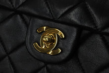 Load image into Gallery viewer, CHANEL シャネル チェーンショルダーバッグ ミニマトラッセ20 5番台 ラムスキン ブラック ゴールド 美品 中古 59304