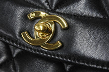 Load image into Gallery viewer, 極美品 CHANEL シャネル チェーンショルダーバッグ ダイアナマトラッセ22 3番台 ラムスキン ブラック ゴールド金具 中古 59311