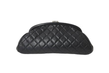Load image into Gallery viewer, CHANEL シャネル マトラッセ がま口 クラッチバッグ ポーチ 10番台 ブラック ラムスキン シルバー金具 美品 中古 59317