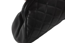 Load image into Gallery viewer, CHANEL シャネル マトラッセ がま口 クラッチバッグ ポーチ 10番台 ブラック ラムスキン シルバー金具 美品 中古 59317