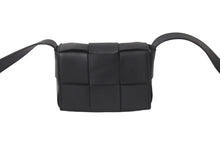Load image into Gallery viewer, 極美品 BOTTEGAVENETA ボッテガヴェネタ ショルダーバッグ マキシイントレチャート カセット ミニ ブラック 666688 中古 59395