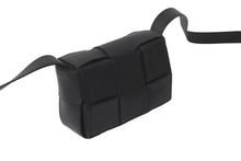 Load image into Gallery viewer, 極美品 BOTTEGAVENETA ボッテガヴェネタ ショルダーバッグ マキシイントレチャート カセット ミニ ブラック 666688 中古 59395