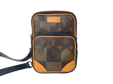 Load image into Gallery viewer, LOUIS VUITTON ルイヴィトン ショルダーバッグ アマゾンスリングバッグ NIGO ニゴ N40379 美品 中古 59595