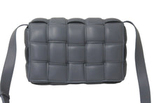 Load image into Gallery viewer, 新品同様 BOTTEGAVENETA ボッテガヴェネタ ショルダーバッグ パデッドカセット イントレチャート 591970VCQR19782 中古 59596