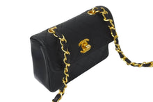 Load image into Gallery viewer, CHANEL シャネル チェーンショルダーバッグ ミニミニマトラッセ 14cm 1番台 ラムスキン ブラック ゴールド金具 美品 中古 59600