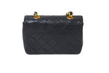Load image into Gallery viewer, CHANEL シャネル チェーンショルダーバッグ ミニミニマトラッセ 14cm 1番台 ラムスキン ブラック ゴールド金具 美品 中古 59600