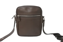 Load image into Gallery viewer, LOUIS VUITTON ルイ ヴィトン ショルダーバッグ 斜め掛け M32468 タイガレザー ディミトリ グリズリ 美品 中古 59664