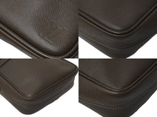 Load image into Gallery viewer, LOUIS VUITTON ルイ ヴィトン ショルダーバッグ 斜め掛け M32468 タイガレザー ディミトリ グリズリ 美品 中古 59664