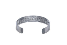 Load image into Gallery viewer, 極美品 LOUIS VUITTON ルイ ヴィトン × NIGO ニゴー コラボ バングル MP2693 ブラスレスクエアード LVストラス シルバー 中古 59683