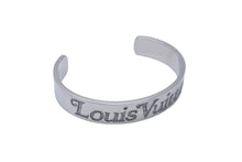 Load image into Gallery viewer, 極美品 LOUIS VUITTON ルイ ヴィトン × NIGO ニゴー コラボ バングル MP2693 ブラスレスクエアード LVストラス シルバー 中古 59683
