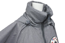 Load image into Gallery viewer, 極美品 LOUIS VUITTON ルイヴィトン ジャケット 1A5PD2 ウィズフラッグパッチ フーデッド 2WAY ウィンドブレーカー グレー 50 中古 59701