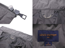 Load image into Gallery viewer, 極美品 LOUIS VUITTON ルイヴィトン ジャケット 1A5PD2 ウィズフラッグパッチ フーデッド 2WAY ウィンドブレーカー グレー 50 中古 59701