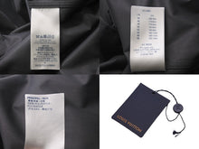 Load image into Gallery viewer, 極美品 LOUIS VUITTON ルイヴィトン ジャケット 1A5PD2 ウィズフラッグパッチ フーデッド 2WAY ウィンドブレーカー グレー 50 中古 59701