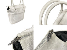 Load image into Gallery viewer, CHROME HEARTS クロムハーツ ジップ付きトートバッグ 4ポケット クロスパッチ 2232 304 5402 0900 レザー ホワイト 良品 中古 59716