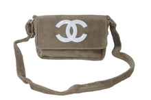 Load image into Gallery viewer, 極美品 CHANEL シャネル ノヴェルティ パイル ショルダーバッグ ベージュ ココマーク ロゴ 斜め掛け 鞄 シルバー金具 中古 59781