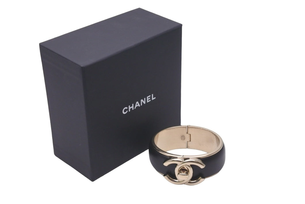 CHANEL シャネル バングル ココマーク ターンロック ブラック ゴールド メタル ラムスキン 美品 中古 59824