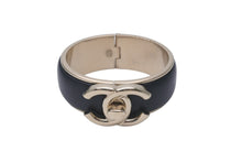 Load image into Gallery viewer, CHANEL シャネル バングル ココマーク ターンロック ブラック ゴールド メタル ラムスキン 美品 中古 59824
