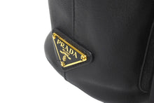 Load image into Gallery viewer, PRADA プラダ 2WAYハンドバッグ ショルダーストラップ付き 巾着型 1BH038 カーフスキン ブラック ルーマニア製 美品 中古 59870