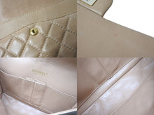 Load image into Gallery viewer, CHANEL シャネル ショルダーバッグ マトラッセ 25 ダブルフラップ 12番台 ベージュ ラムスキン ゴールド金具 良品 中古 59874