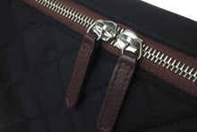 Load image into Gallery viewer, 極美品 CHANEL シャネル ココマーク ナイロンキルティング PCケース 17番台 ブラック ワインレッド 中古 59904