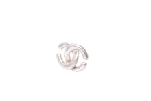 Load image into Gallery viewer, CHANEL シャネル ピアス ココマーク メタル シルバー 01A刻 シルバー金具 良品 中古 59922