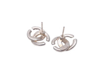 Load image into Gallery viewer, CHANEL シャネル ピアス ココマーク メタル シルバー 01A刻 シルバー金具 良品 中古 59922