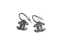 Load image into Gallery viewer, CHANEL シャネル ピアス ココマーク ラインストーン フープ ブラック 03A ガンメタ 美品 中古 59930