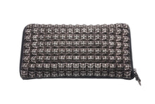 Load image into Gallery viewer, CHROME HEARTS クロムハーツ 全面 ピラミッド ボックス CHプラス スタッズ 長財布 ブラック シルバー925 レザー 美品 中古 60138