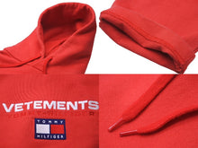 Load image into Gallery viewer, VETEMENTS × TOMMY ヴェトモン トミー パーカー 刺繍 WSS18TR24 コットン レッド XS サイズ 美品 中古 60161