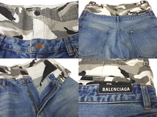 Load image into Gallery viewer, 極美品 BALENCIAGA バレンシアガ レイヤード ワイドジーンズ デニムパンツ カモフラージュ 21FW ダメージ加工 ブルー サイズL 661609 TDW14 中古 60185
