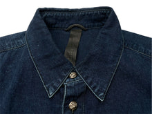 Load image into Gallery viewer, 極美品 CHROME HEARTS クロムハーツ デニム長袖シャツ LOOSE ENDS ブルー デニム クロスパッチ シルバー金具 サイズXL 中古 60191