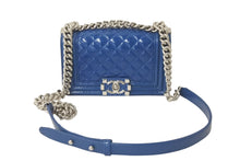 Load image into Gallery viewer, CHANEL シャネル ボーイシャネル20 パテント ショルダーバッグ ブルー ココマーク シルバー金具 美品 中古 60307