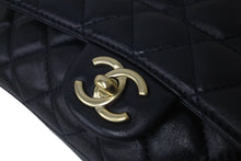 Load image into Gallery viewer, 極美品 CHANEL シャネル チェーンショルダーバッグ シングルフラップ マトラッセ23 21番台 ラムスキン ネイビー ゴールド金具 中古 60362